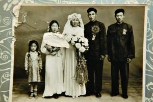 The wedding photo: With a high income at that time, Wang Xueli’s wedding ceremony was rather extravagant and had some foreign influence. He invited a groomsman and a bridesmaid and rented the wedding outfits.