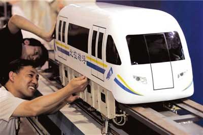 On the afternoon of July 7, at the international transportation exhibition held at China International Exhibition Center, residents of Beijing saw the model of the maglev train which might run through their communities in future.