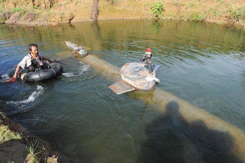 Anhui peasant and his homemade submarine