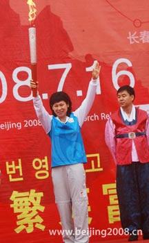 Ye Qiaobo is carrying Olympic torch in Changchun, Jinlin province.