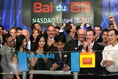 Robin Li (fourth from left), CEO of Baidu.com Inc, rings the NASDAQ closing bell on August 5, 2005 at NASDAQ's Market Site in New York City. [China Daily]