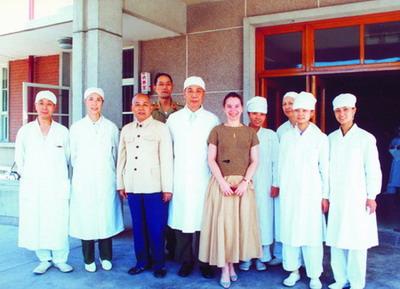 Roberta Lipson (center) was discharged from hospital after her bout of hepatitis in Beijing in 1985. She said she received outstanding care there.