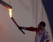 Li Ning lights cauldron of Beijing Olympics