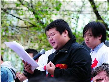 Li Huan, a Chinese student, delivered a long and powerful speech in fluent French at Paris rally. 