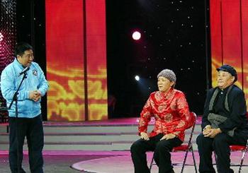 Comedians Zhao Benshan (R) and Song Dandan (C) perform a 