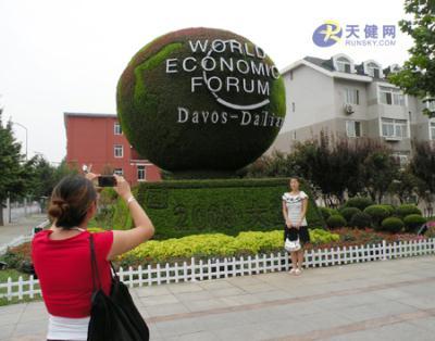 A sculpture made in border weed and LED lights, written World Economic Forum Davos- Dalian is seen at the crossroad of Zhongshan Rd. and Baishan Rd. in Shahekou District, Dalian of northeastern China, August 17. 