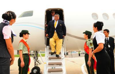 Iraqi Youth and Sports Minister Jassim Mohammed Jaafar steps down aircraft upon his arrival at the airport of Dalian, northeast China's Liaoning Province, Sept. 7, 2009. Mohammed Jaafar is the first participant of the Annual Meeting of the New Champions 2009, or Summer Davos, that arrived at Dalian. Over 1,300 pariticipants from 86 countries and regions will attend the forum to be held from Sept. 10 to 12. (Xinhua/Ren Yong)