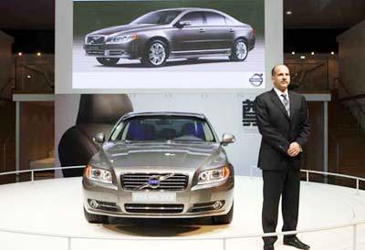 Volvo's S8OL is seen on the media day of the 6th Guangzhou International Auto Show in Guangzhou, capital of south China's Guangdong Province, Nov. 18, 2008. The 6th Guangzhou International Auto Show will be opened on Nov. 19. (Xinhua Photo)