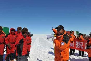 Yang Huigen, chief scientist with Chinese 25th Antarctic expedition team, orders the team to start moving in Antarctica, on Dec. 18, 2008. (Xinhua Photo)