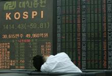 An investor sleeps in front of an electronic board displaying the stock price index at a securities company in Seoul Sept. 1, 2008. People with a sleep disorder that causes them to kick or cry out during their sleep may be at greater risk of developing dementia or Parkinson's disease.  (Xinhua/Reuters Photo)