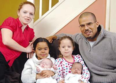 Britain's Dean Durrant pose with his wife Alison Spooner and their four daguthters. The mixed-race couple produced another set of twins in which one sibling appears to be black and the other white. (Photo: news.cn)