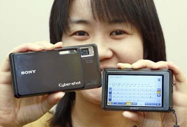 A Sony Cyber-shot DCS-G3 digital camera is shown at the annual Consumer Electronics Show (CES) in Las Vegas, Nevada Jan. 9, 2009. (Xinhua/AFP Photo)