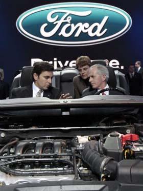 U.S. Senator Bob Corker (R-TN) (R), with Ford Motor President of The Americas, Mark Fields (L) and Director of Sustainable Mobility & Hybrids, Nancy Gioia sit in a 1010 Ford Taurus display as Corker tours the show at the North American International Auto Show in Detroit, Michigan January 13, 2009.(Xinhua/Reuters Photo)