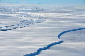 The Wilkins Ice Shelf off the Antarctic Peninsula is seen breaking up January 18, 2009. The huge Antarctic ice shelf is on the brink of collapse with just a sliver of ice holding it in place, the latest victim of global warming that is altering maps of the frozen continent.(Xinhua/Reuters Photo)