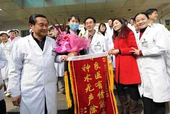 Mr. Zhou (2nd L. front) leaves the Guizhou Provincial People's Hospital in Guiyang, capital of southwest China's Guizhou Province, Feb. 6, 2009. Zhou was found infected with bird flu on Jan. 15, he recovered from the illness after 23-day treatment and left the hospital on Feb. 6.(Xinhua photo)