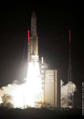 An Ariane-5 rocket lifts off from French Guiana late February 12, 2009 at Europe's space base in Kourou on the northeast coast of South America. A European Ariane-5 rocket blasted off from French Guiana on Thursday, putting into orbit two satellites for European telecoms operators, space officials said.(Xinhua/AFP Photo)