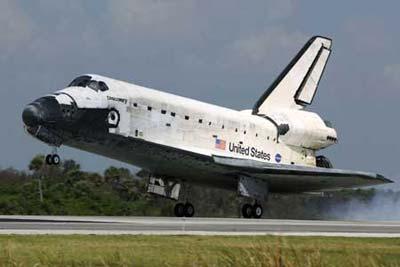The space shuttle Discovery lands, ending Mission STS-124 to the International Space Station, at the Kennedy Space Center in Cape Canaveral, Florida June 14, 2008. (Xinhua/Reuters Photo)