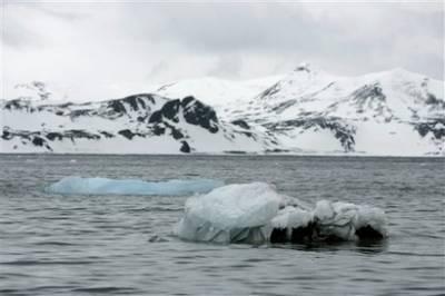 A November 9, 2007 file photo shows melting icebergs in Antarctica. [Agencies]