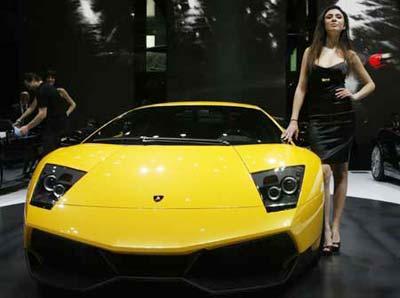 A model poses beside a Lamborghini Murcielago LP 670-4 Superveloce car during the first media day of the 79th Geneva Car Show at the Palexpo in Geneva March 3, 2009. (Xinhua/Reuters Photo)