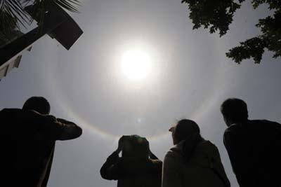 A citizen takes picture of solar halo in Zhuhai.The scene of solar flare appeared in Shenzhen, Zhuhai,and other cities of Guangdong province, south China on Saturday. (Xinhua