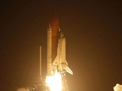 The space shuttle Discovery takes off from launch pad 39A at the Kennedy Space Center in Cape Canaveral, Florida March 15, 2009. Mission STS-119 will carry a crew of seven astronauts to the International Space Station.(Xinhua/Reuters Photo)
