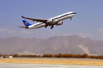 The air bus A330-300 of China Southern Airlines on its high-precision-navigation test flight takes off at the Lhasa Gonggar Airport, March 18, 2009.(Xinhua Photo)