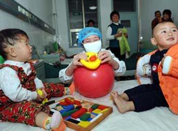 Young hand-foot-mouth disease (HFMD) patients play toys at a hospital in Heze City in east China's Shandong Province, on Mar. 28, 2009. Hand-foot-mouth disease(HFMD) claimed the lives of five babies in a week in Heze City, local authorities said Saturday. Heze city reported 1,734 HFMD cases between Jan. 1 and midnight Friday, according to the city's health bureau. (Xinhua photo)