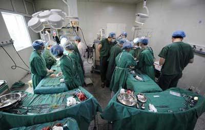 The separation surgery for a pair of conjoined twin girls is underway at Hunan Children's Hospital in Changsha, capital of central China's Hunan Province, April 1, 2009.(Xinhua Photo)