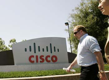 Pedestrians walks past the headquarters of Cisco Systems Inc. in San Jose, California May 6, 2008.(Xinhua/Reuters File Photo)