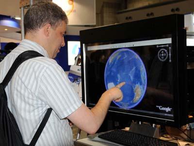 A visitor experiences a touch screen during the 5th International Flat Panel Display (FPD) Expo in Tokyo, capital of Japan, April 15, 2009. The expo is held here from April 15 to 17.(Xinhua photo)