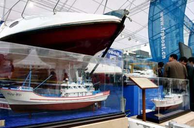 People visit luxury yacht models during the opening day of the 2009 China (Shanghai) International Boats Show on the Huangpu River in east China's Shanghai municipality, April 16, 2009. The four-day boats exhibition attracts over one hundred luxury yachts and 300 exhibitors. (Xinhua photo)
