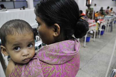 A mother holds her child suffering from diarrhea in a ward at the International Center for Diarrhoea Disease Research of Bangladesh (ICDDR) in Dhaka, capital of Bangladesh, April 20, 2009. The number of people affected by diarrhea in Dhaka is on rise at an alarming rate due to the deterioration of environment. An official of the ICDDR told Xinhua on Monday that diarrhea cases are more than doubled this year comparing with the same period of last year. (Xinhua Photo)