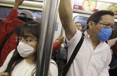 Passengers wear protective masks as they ride Mexico's city subway April 28, 2009. (Xinhua/Reuters Photo)