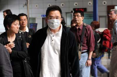 A traveler wearing a mask arrives at Guangzhou East Railway Station in Guangzhou, capital of south China's Guangdong Province, April 29, 2009. An average of nearly 5,000 people arrive at the railway station every day during the the Canton Fair, known as China's largest export event. China has enhanced swine flu prevention and control measures nationwide to prevent possible spread of the disease. (Xinhua photo)