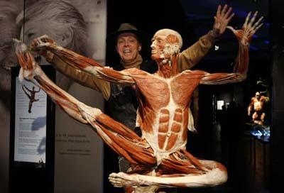 German anatomist Gunther von Hagens poses for the media next to a plastinated human body during the presentation of the new Koerperwelten ('Body Worlds') exhibition in Berlin May 6, 2009. Anatomist Gunther von Hagens, famous for his Body Worlds shows of plastinated human bodies, has triggered uproar among politicians in the German capital with a new exhibit showing two copulating corpses.(Xinhua/Reuters Photo)