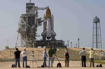 The space shuttle Atlantis sits on launch pad 39A at Kennedy Space Center in Cape Canaveral, Florida May 10, 2009. Space shuttle Atlantis is scheduled to launch May 11 on a mission to service the Hubble Telescope.(Xinhua/Reuters Photo)