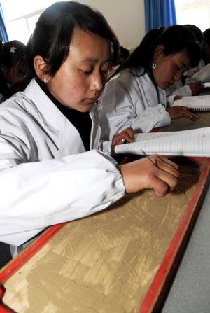 Students practise calendaring of Tibetan medicine on a sand table at the College of Tibetan Medicine in Lhasa, capital of southwest China's Tibet Autonomous Region, April 8, 2008.(photo from Xinhua )