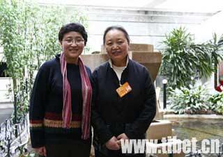 Lei Jufang poses with a reporter from China Tibet Information Center.