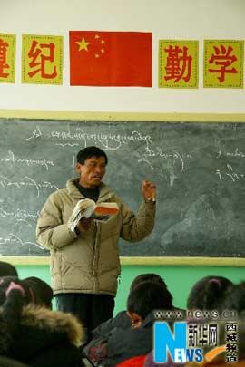 Students of the Ngamring County Middle School in Xigaze are studying Tibetan language in a new classroom, photo from Xinhua on December 3, 2007.