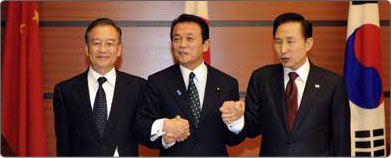 China, Japan, S Korea sign joint statement on partnership relations<a></a><font color=blue> |</font><a href=http://v.cctv.com/html/NewsHour/2008/12/NewsHour_300_20081214_3.shtml><font color=blue> Video</font></a>