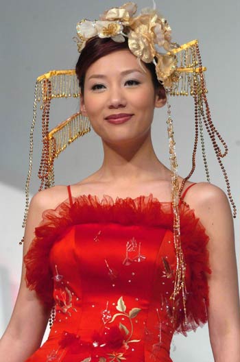 中国红婚纱图片_中国红装新娘婚纱摄影(2)