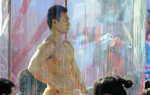男子赤裸扮雕塑吸引客流