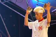 与小李飞刀竞英雄<a href=mms://winmedia.cctv.com.cn/xiangtiaozhanma/2006/05/xiangtiaozhanma_300_20060502_7.wmv><font color=FF0000>视频</font></a>