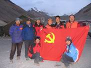 参加2005年直播重测珠峰报道组全体党员在珠峰