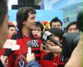 9月10日，一位外国球迷在倒计时活动后被媒体团团围住。当日，成都举行2007年女足世界杯成都赛区一周年倒计时活动，这标志着成都赛区的各项筹备工作全面展开。2007年女足世界杯将于2007年9月10日至30日在中国成都、上海、武汉、杭州和天津五个城市举行。　　新华社记者刘海摄