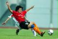 2006年9月12日，长春华信队球员李晓娇（前）在与解放军队的比赛中倒地铲球。最终，长春华信队以1比3告负。当日，2006年全国女足联赛第四阶段比赛在山东泰安进行，来自全国的8支球队参加角逐，冠、亚军得主将晋级2007年的全国女足超级联赛。 新华社记者范长国摄