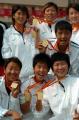 2006年9月20日，获得第一名的陕西延炼队球员在合影留念。当日，2006年全国女足联赛在山东泰安闭幕，陕西延炼队、河南十三香队和山东体彩队分获前三名。 新华社记者范长国摄