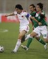 10月11日，中国队球员郑智（左）在比赛中突破。当日，中国队在约旦阿卜杜拉国王体育场举行的亚洲杯足球预选赛E组比赛中，以2比0击败巴勒斯坦队，获得小组出线。 新华社发