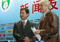 2006年10月21日，中国国奥队新主帅、塞尔维亚人杜伊科维奇（右）在新闻发布会后与中国足协副主席南勇握手。当日，中国足协召开新闻发布会，正式宣布杜伊科维奇成为中国国奥队的主教练，任期到2008年奥运会后结束。 新华社记者郭勇摄