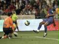 2007年3月17日，巴塞罗那队队员埃托奥（右）在比赛中射门得分。 当日，巴塞罗那队在西甲联赛第27轮比赛中客场以4比0战胜维尔瓦队。
